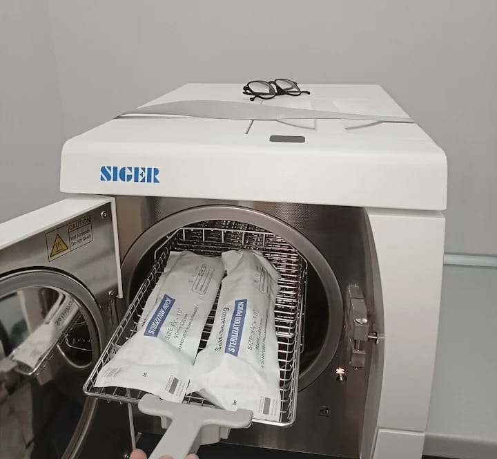 Dental autoclave with sterilization pouches